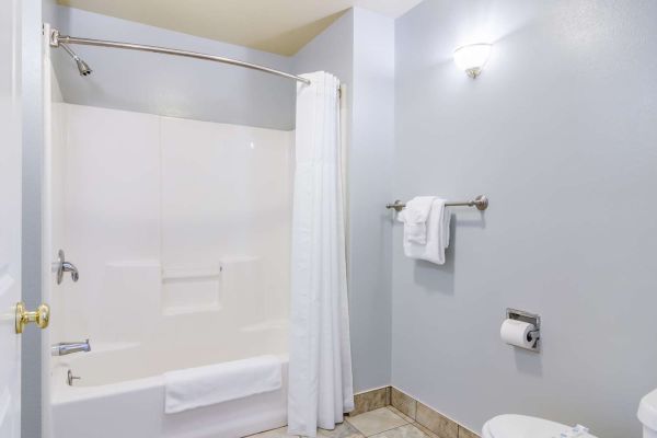 GUESTHOUSE INN & SUITES MONTESANO (Montesano)